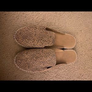 Cheetah/Dalmatian print espadrille slide